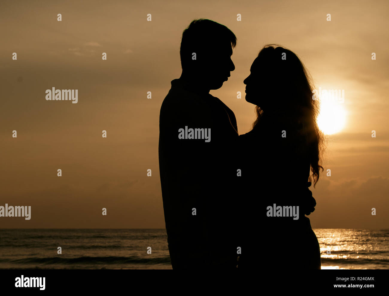 Couple face silhouette hi-res stock photography and images - Alamy