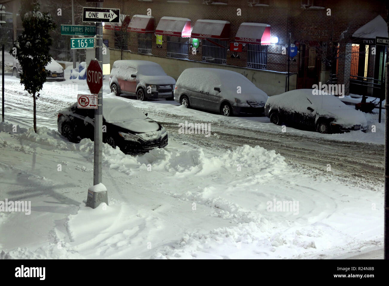 New York Ny Usa 16 Nov 18 City Residents Struggled Through The First Snow Fall Of Winter 19 On 15 November 18 When 6 Inches Of Snow Fall Stock Photo Alamy