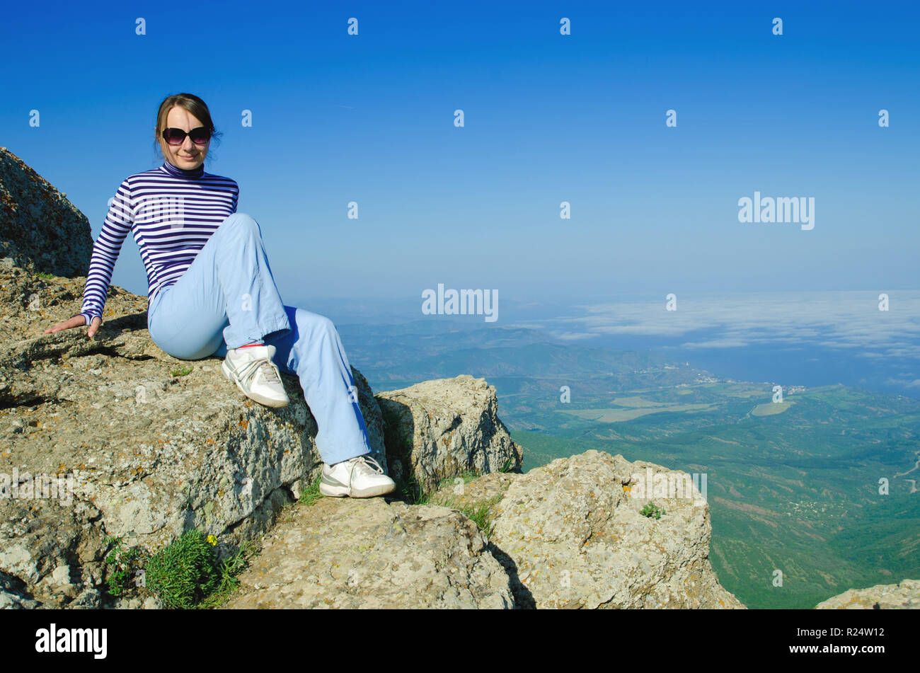 Woman sitting mountain sky blue hi-res stock photography and images - Alamy