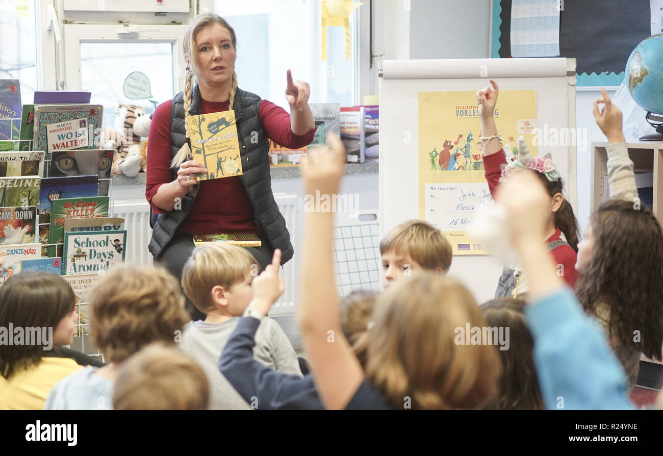 Berlin, Germany. 16th Nov, 2018. Designer Jette Joop reads to a 3rd class  of the Berlin Metropolitan School at the nationwide reading aloud day. For  the 15th time, the Stiftung Lesen, Die