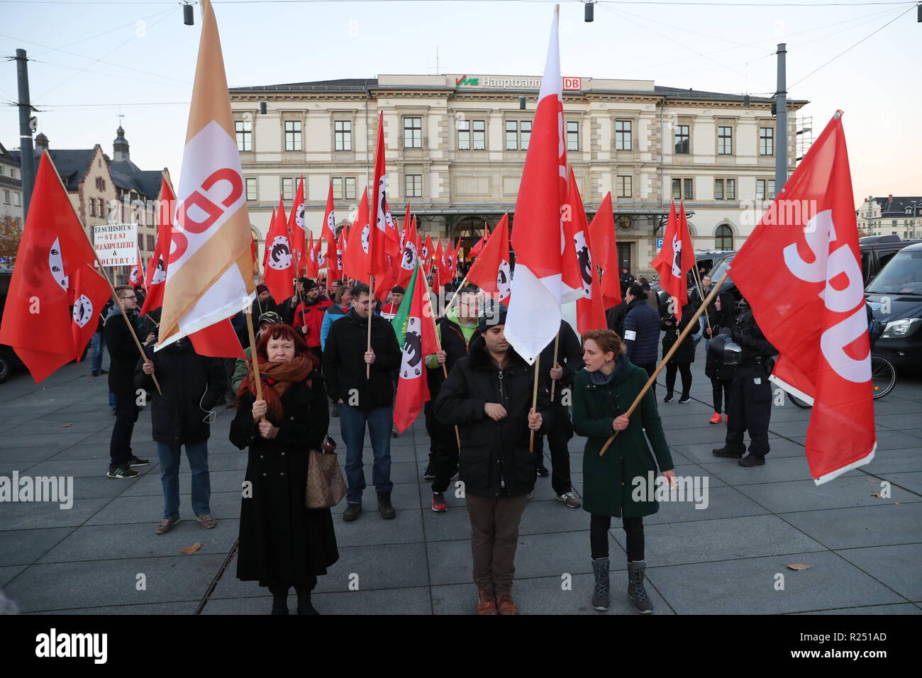 Chemnitz, Germany. 16th Nov, 2018. Participants of a right rally announced by the 'Merkeljugend' carry banners and flags with the logo of the SPD and the CDU. At this moment Merkel (CDU) is attending the training of the junior teams of the second division basketball team Niners Chemnitz. A meeting with citizens is then scheduled. The Chancellor's visit to Chemnitz was prompted by a deadly knife attack on a German about three months ago and subsequent demonstrations with xenophobic attacks. Credit: dpa-Zentralbild/dpa/Alamy Live News Stock Photo