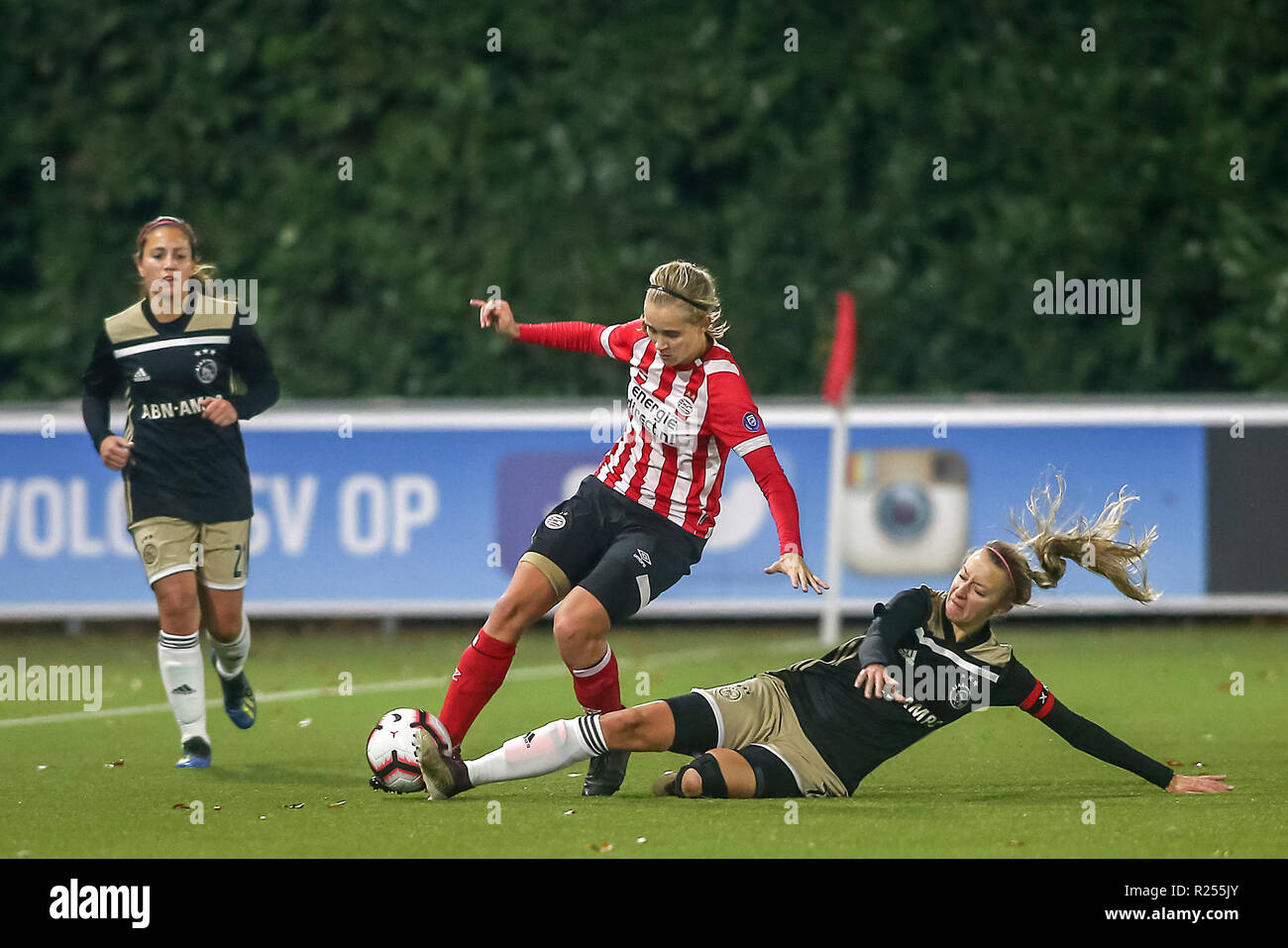 EINDHOVEN, 16-11-2018 ,De Herdgang , (1-0)  PSV player Katja Snoeijs (m) and Ajax player Lois Schenkel (r).    during the match PSV - Ajax (Women) Stock Photo