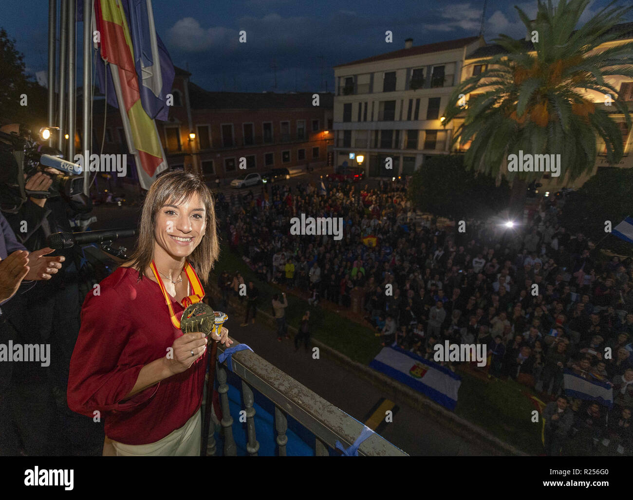 Madrid, Madrid, Spain. 16th Nov, 2018. Spanish Karateka Sandra Sanchez seen posing with her Gold medal during the celebrations at her home town in Talavera de la Reina. Credit: Manu Reino/SOPA Images/ZUMA Wire/Alamy Live News Stock Photo