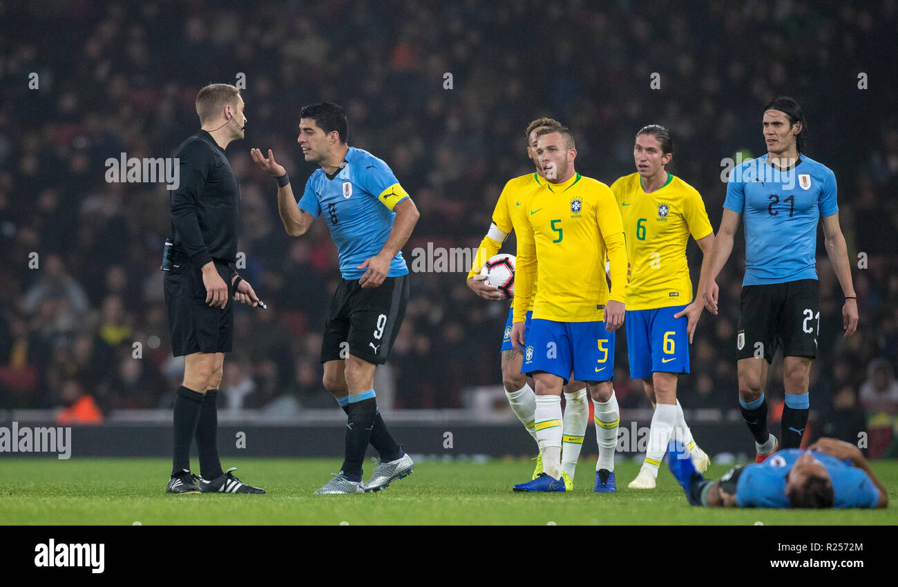 London, UK. 16th November 2018. Luis Su‡rez (Barcelona) of Uruguay complains to the referee during the International friendly match between Brazil and Uruguay at the Emirates Stadium, London, England on 16 November 2018. Photo by Andy Rowland. . (Photograph May Only Be Used For Newspaper And/Or Magazine Editorial Purposes. ) Credit: Andrew Rowland/Alamy Live News Stock Photo