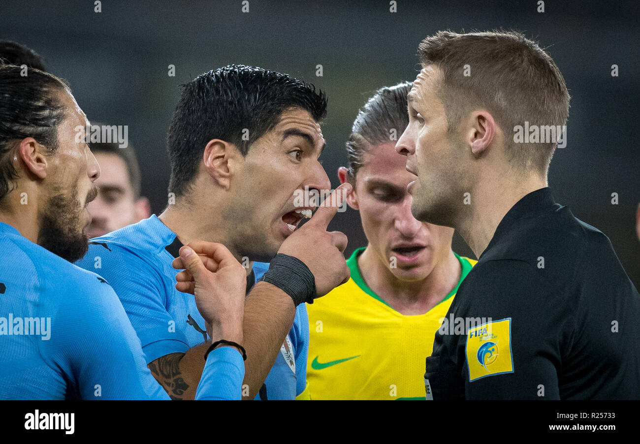 London, UK. 16th November 2018. Luis Su‡rez (Barcelona) of Uruguay in Referee Craig Pawson face after the penalty during the International friendly match between Brazil and Uruguay at the Emirates Stadium, London, England on 16 November 2018. Photo by Andy Rowland. . (Photograph May Only Be Used For Newspaper And/Or Magazine Editorial Purposes. ) Credit: Andrew Rowland/Alamy Live News Stock Photo