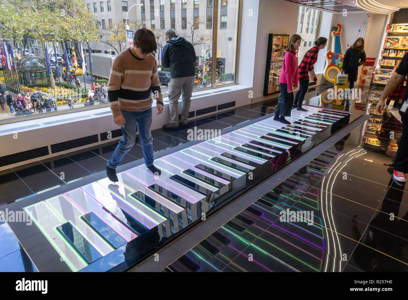 The big piano fao schwarz hi-res stock photography and images - Alamy