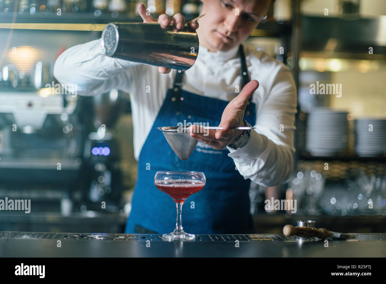 Bartender mixing cocktail drinks hires stock photography and images