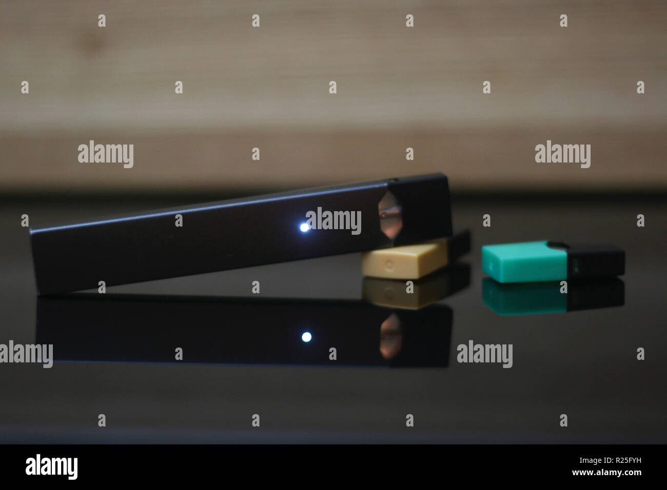 Vaping children hi-res stock photography and images - Alamy