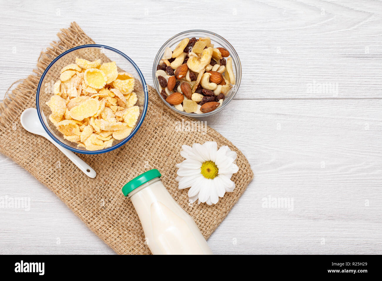 Download Bag Cornflakes High Resolution Stock Photography And Images Alamy Yellowimages Mockups