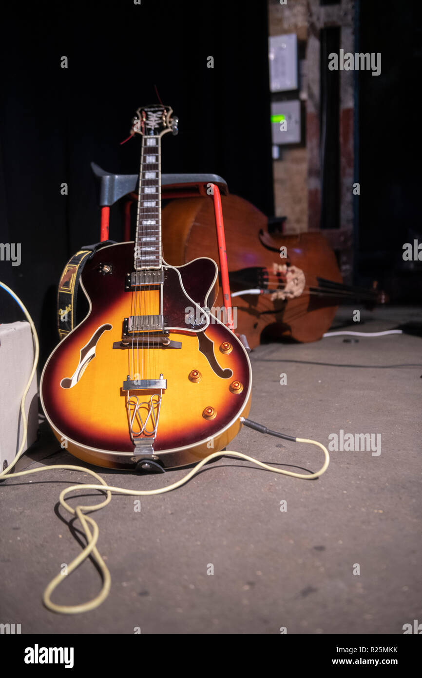 Semi acoustic guitar hires stock photography and images Alamy