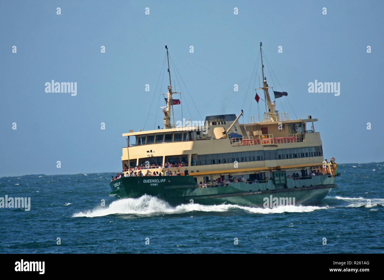 THE QUEENSCLIFF FERRY CROSSING SYDNEY HARBOUR IN CHOPPY WEATHER, SYDNEY, NEW SOUTH WALES, AUSTRALIA Stock Photo