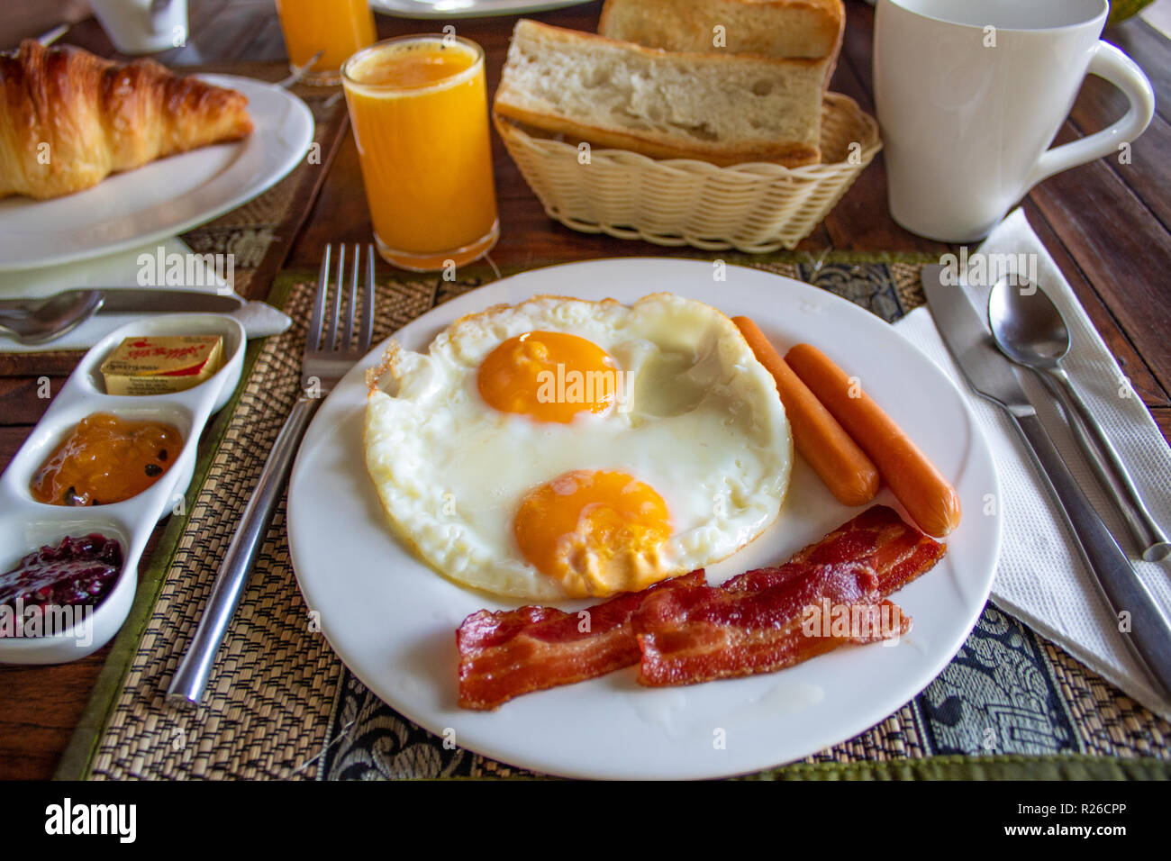 https://c8.alamy.com/comp/R26CPP/delicious-english-breakfast-with-fried-eggs-sausages-bacon-jam-and-more-R26CPP.jpg