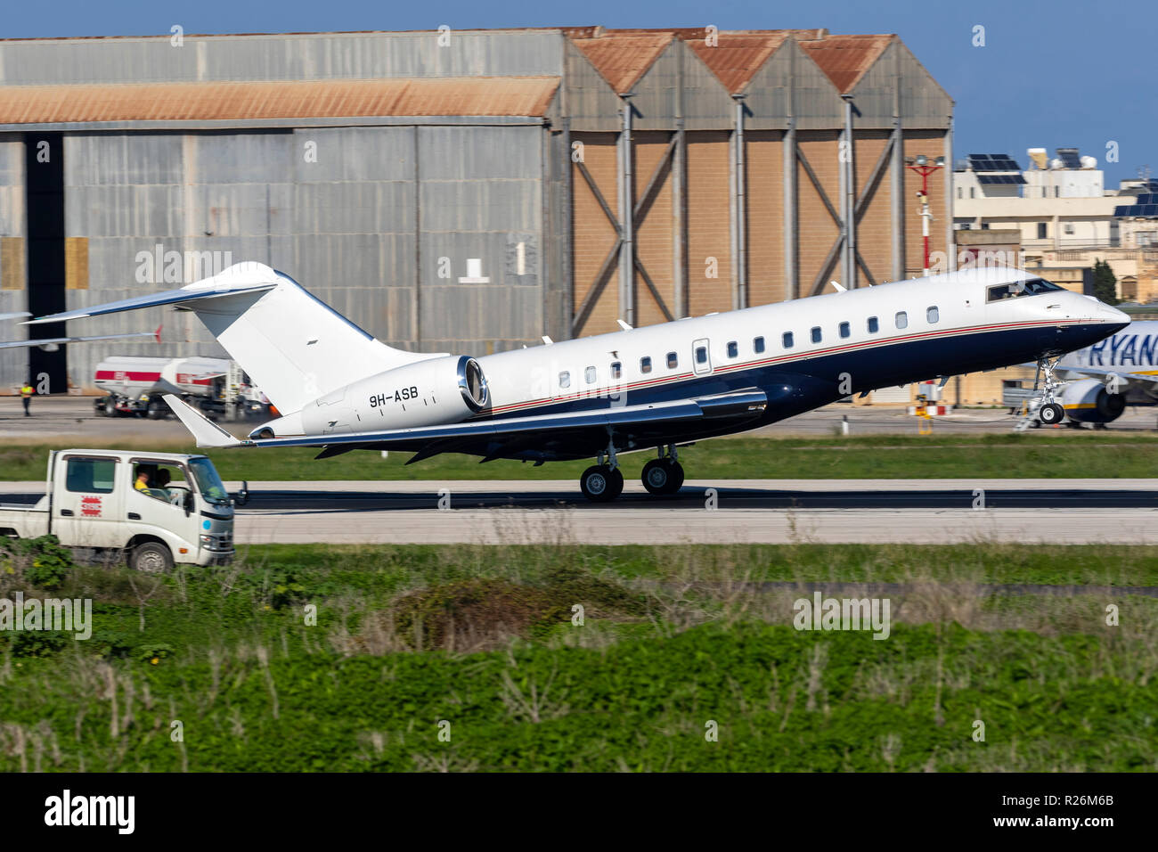 Bombardier global express 5000 hi-res stock photography and images - Alamy