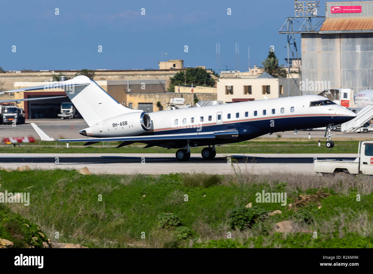Bombardier global 5000 aircraft hi-res stock photography and images - Alamy