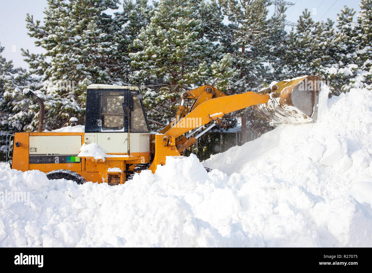 Clean Wheel Loader Wheel loader is cleaning a road from snow Stock Photo - Alamy