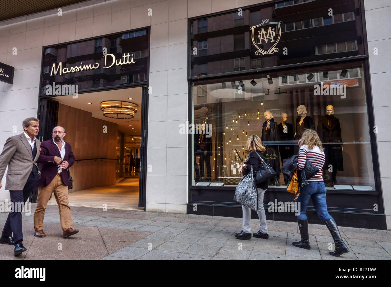 Massimo Dutti Shop High Resolution Stock Photography and Images - Alamy