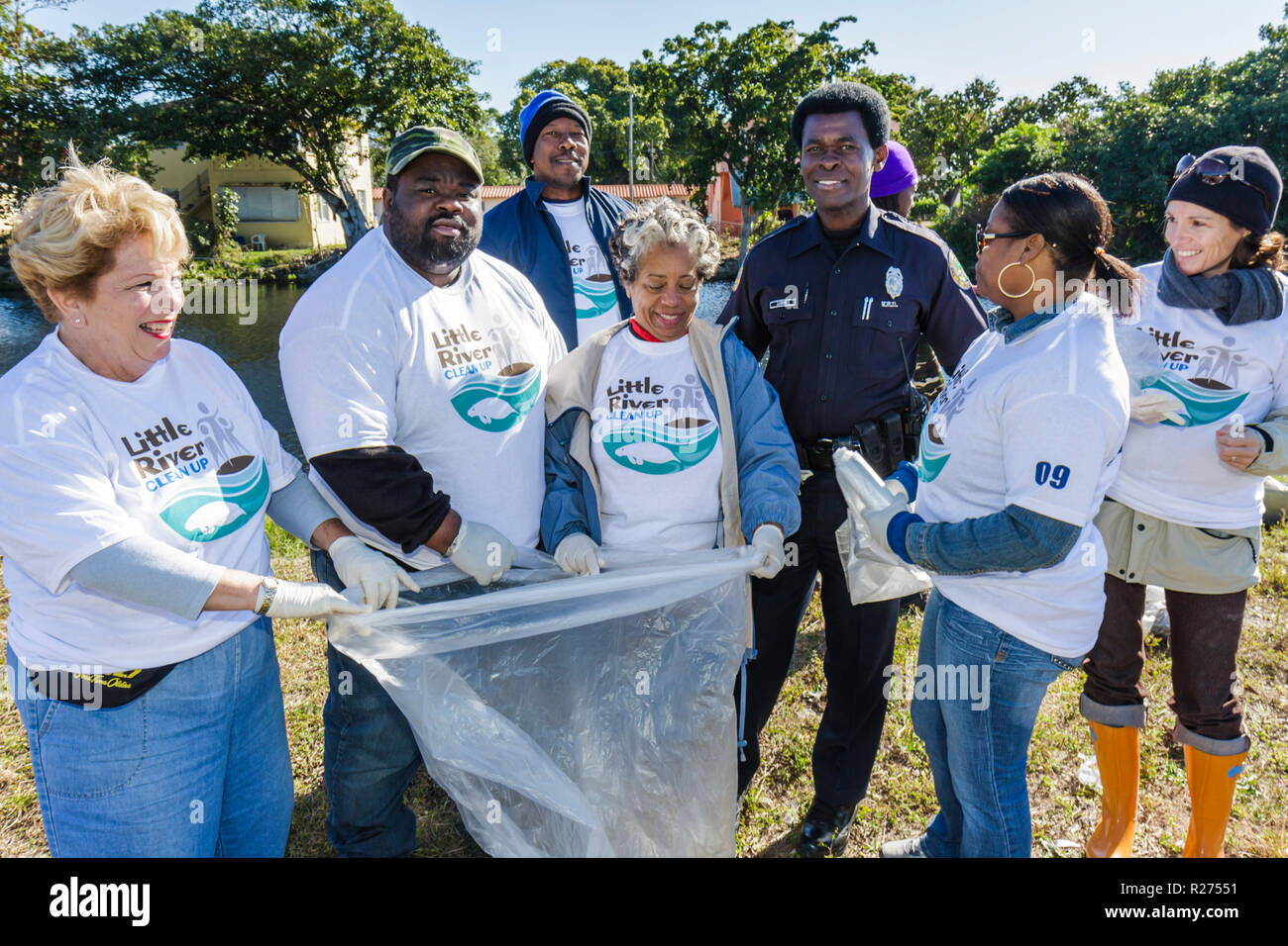 Clean up volunteer volunteers community service volunteering work
