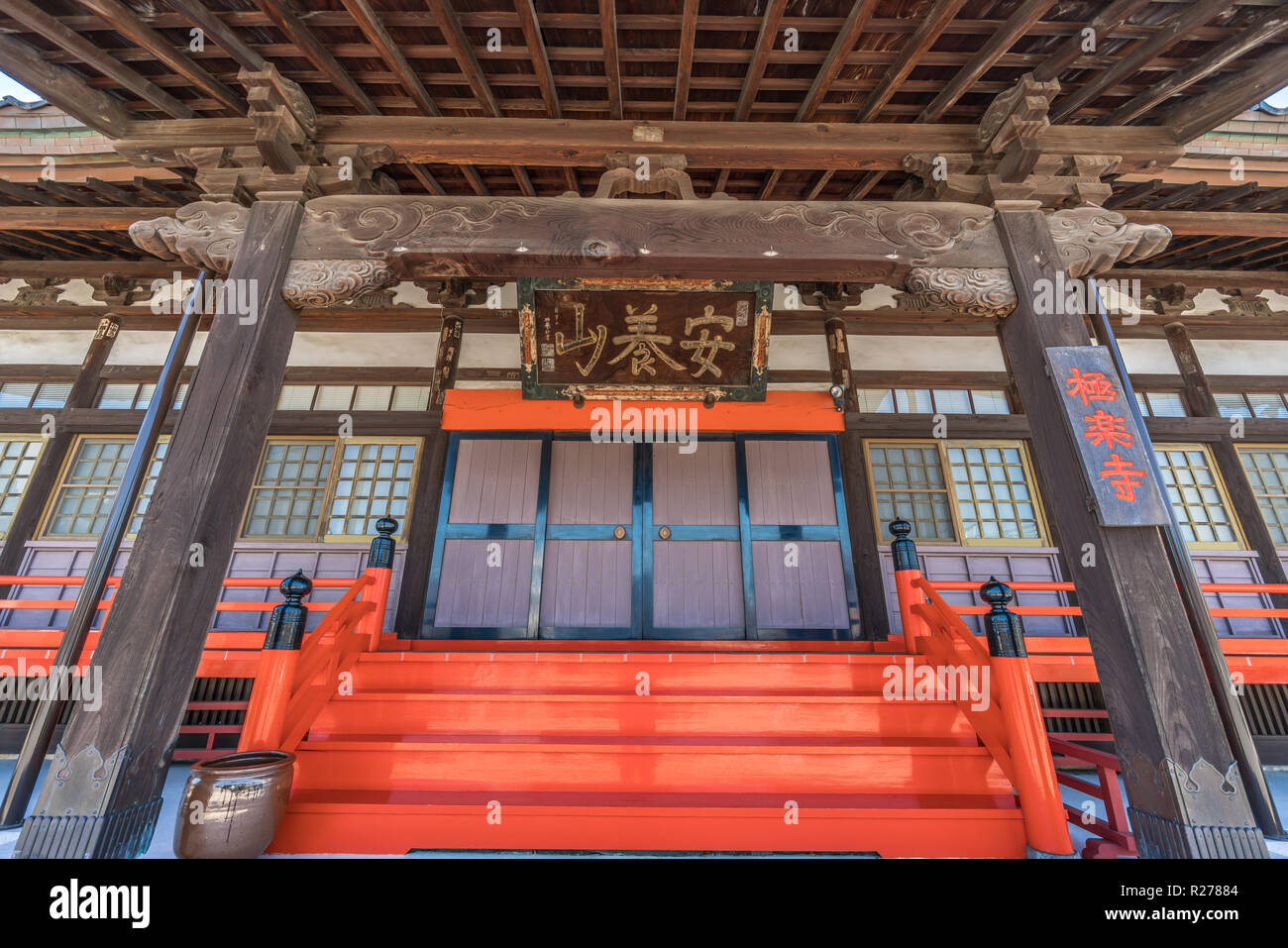 Kanazawa, Ishikawa Japan - August 22, 2018 : Entrance to Honden Main hall of Joan-ji temple. Jodo sect Buddhist temple located in Teramachi district. Stock Photo