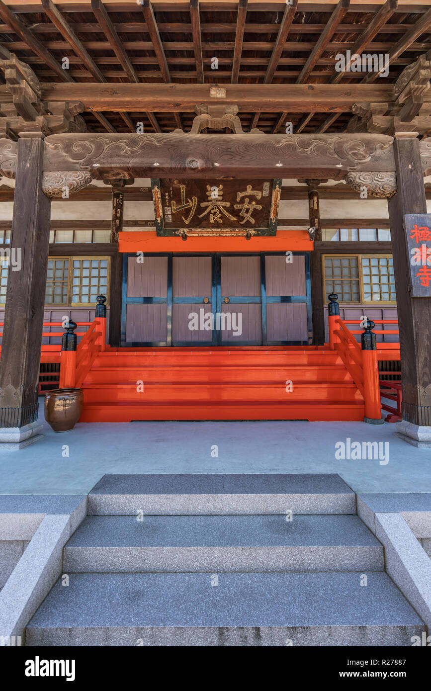 Kanazawa, Ishikawa Japan - August 22, 2018 : Entrance to Honden Main hall of Joan-ji temple. Jodo sect Buddhist temple located in Teramachi district. Stock Photo