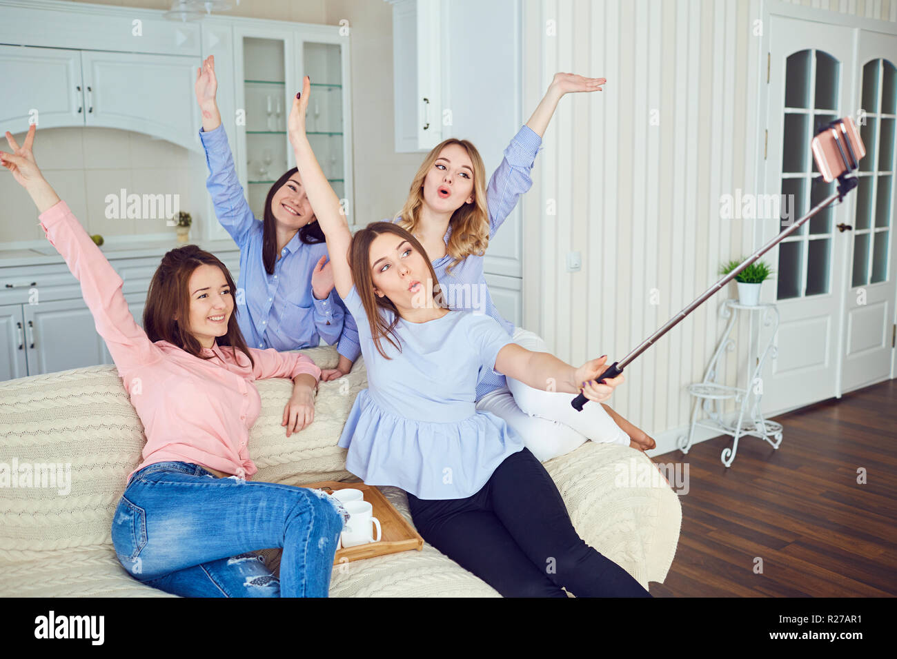 Girl girls female friends hi-res stock photography and images - Alamy