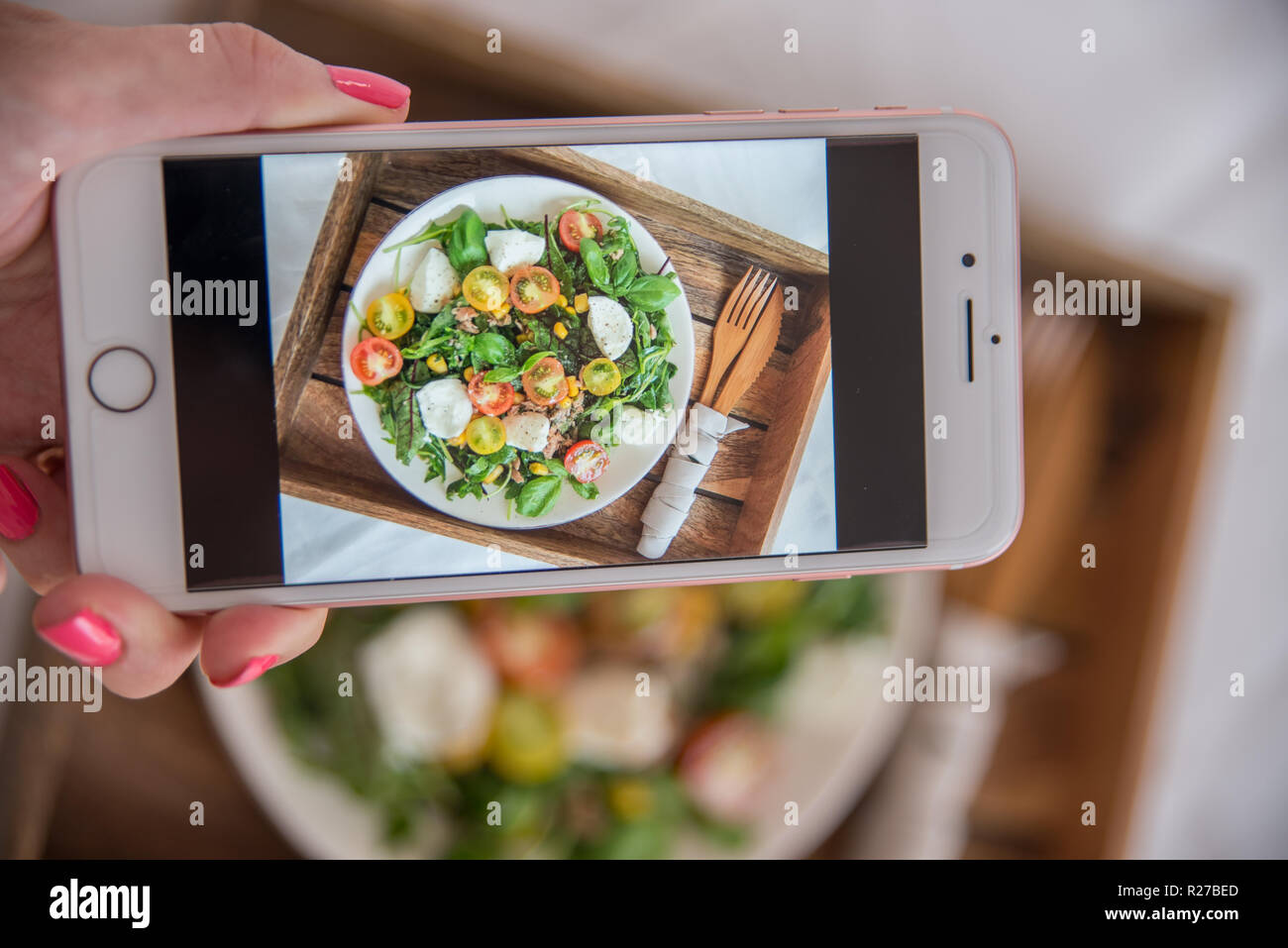 Food Blogger Photo food blogger takes photos of vegetarian food Stock Photo - Alamy