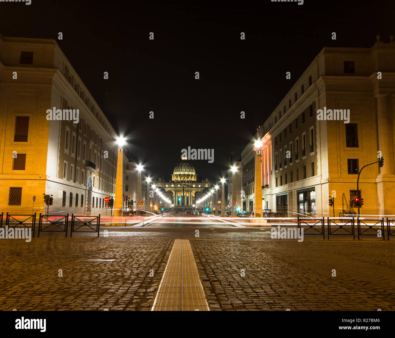 Via della Conciliazione di notte - Vatican Streets Night view Stock Photo