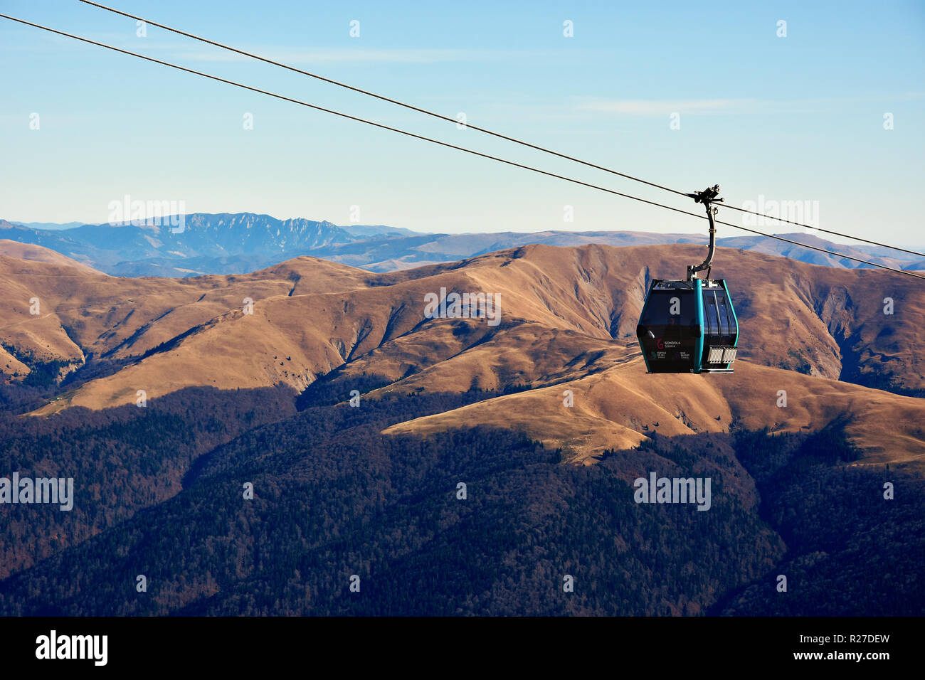 COTA 2000, SINAIA, ROMANIA - NOVEMBER 10, 2018. Gondola Carp cable car  transportation at 2000 m in Bucegi Mountains, autumn season, Sinaia, Romania  Stock Photo - Alamy