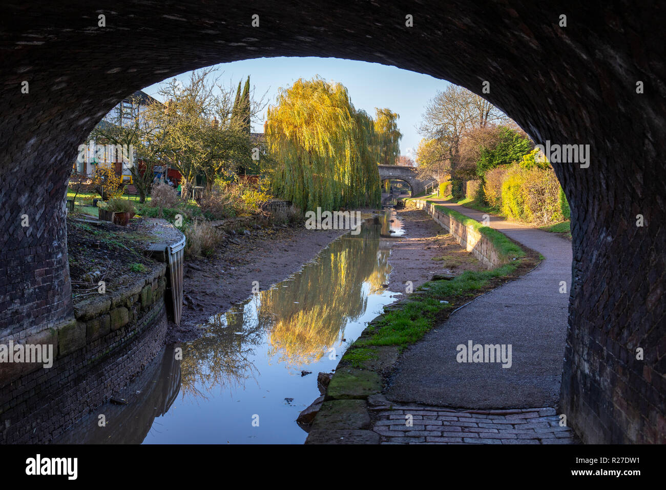 The Shropshire Union Canal between Stanthorpe Lock and Wardle Lock, which is now empty due to a landslide in Middlewich Cheshire UK Stock Photo