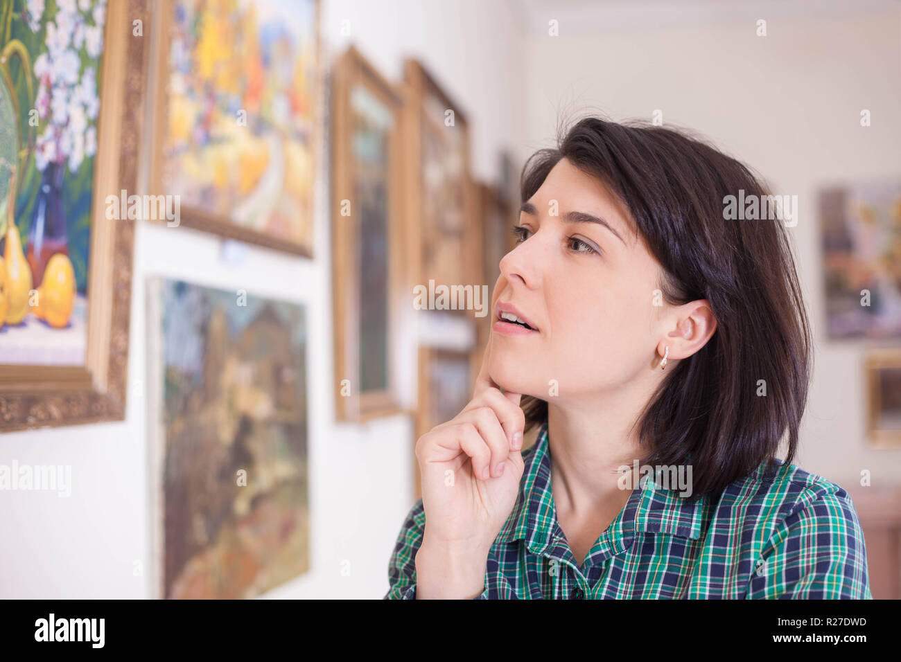 Young women in art gallery hi-res stock photography and images - Alamy