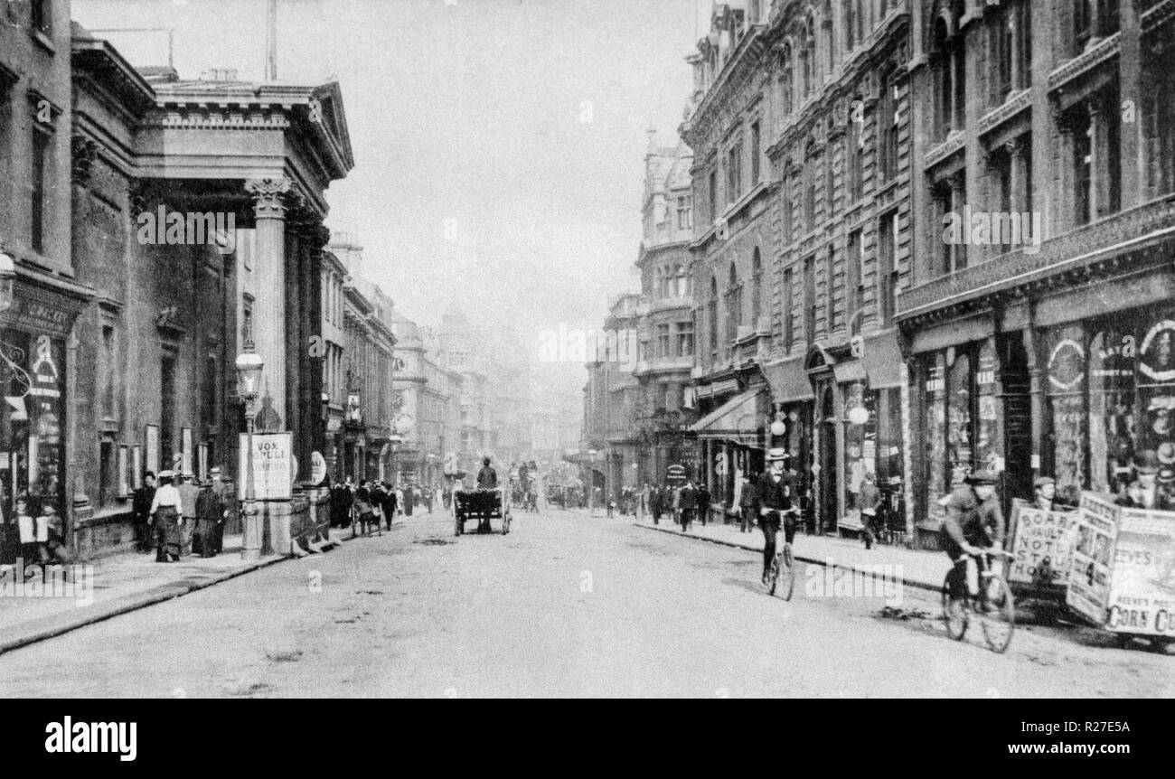 Early twentieth century black and white photograph of New Street in Birmingham England. Photo shows shops, people, and horse and cart. Stock Photo