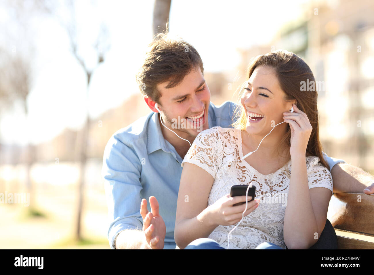 пара слушает музыку. Listening together. слушаем вместе. Spotify worldwide. наушники для двоих человек.