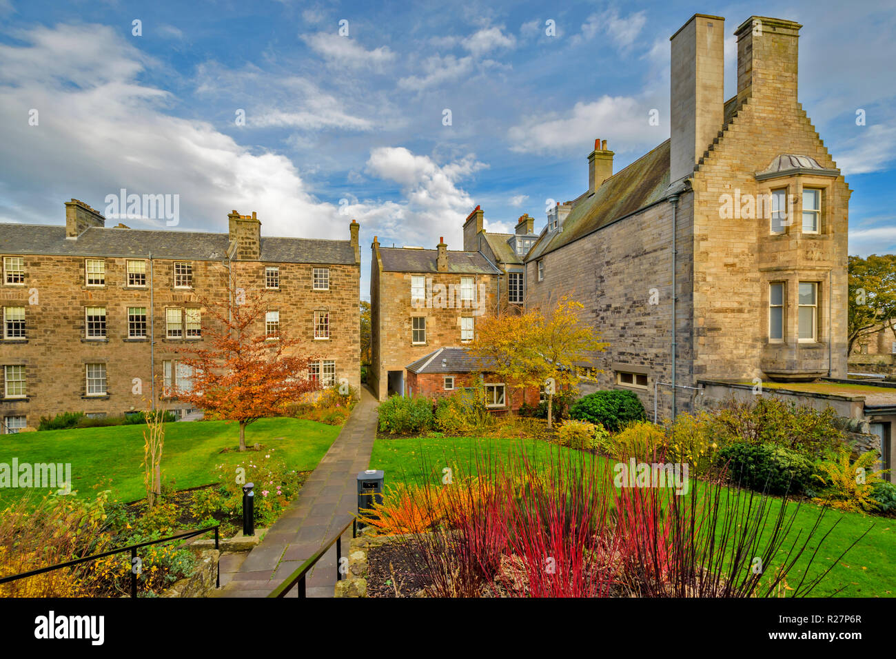 ST ANDREWS FIFE SCOTLAND GARDENS AND PLANTS AROUND THE LIBRARY BUILDING Stock Photo Alamy