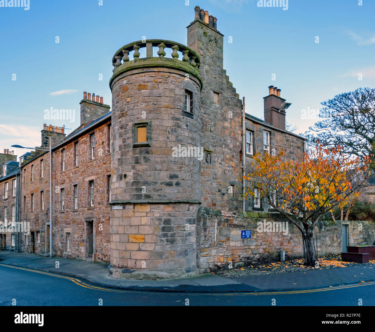 ST ANDREWS FIFE SCOTLAND OLD BUILDING WITH TOWER AT THE END OF SOUTH STREET Stock Photo