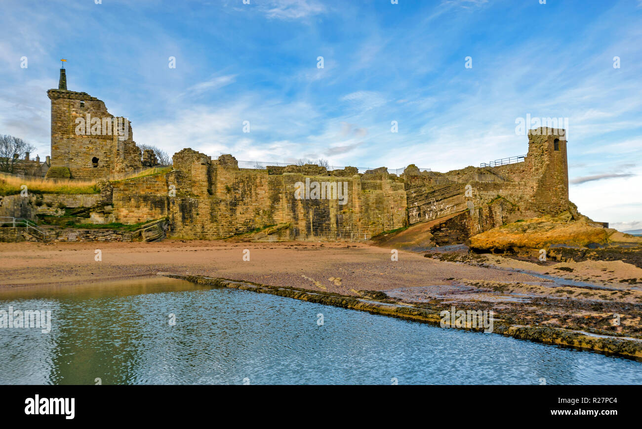 ST ANDREWS FIFE SCOTLAND THE CASTLE RUINS AND BEACH Stock Photo
