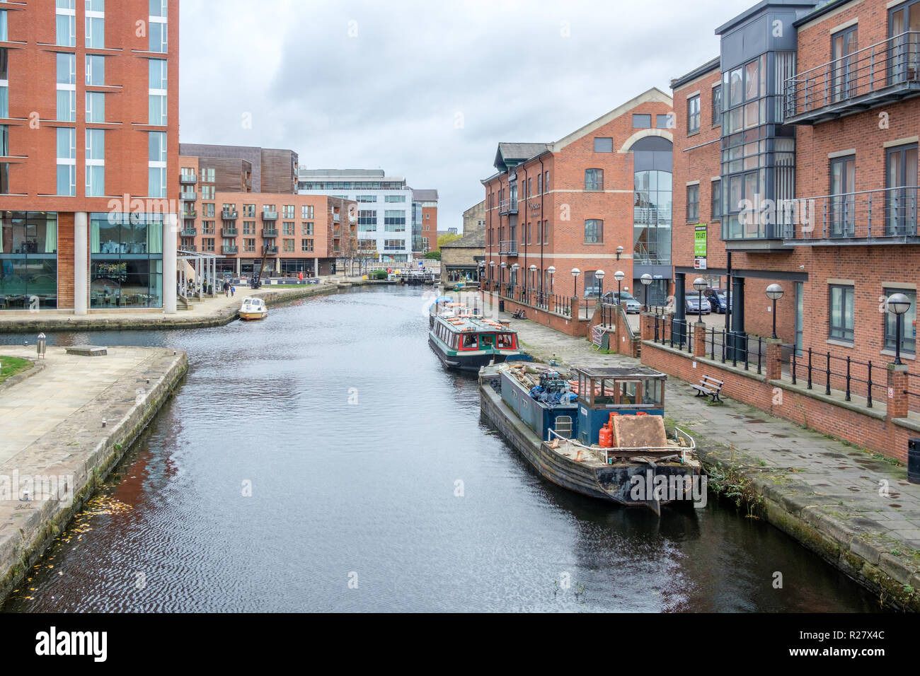 Leeds and Liverpool Canal at Granary Wharf in the city center of Leeds. The canal is 127 miles long and includes 91 locks as it crosses the Pennines. Stock Photo