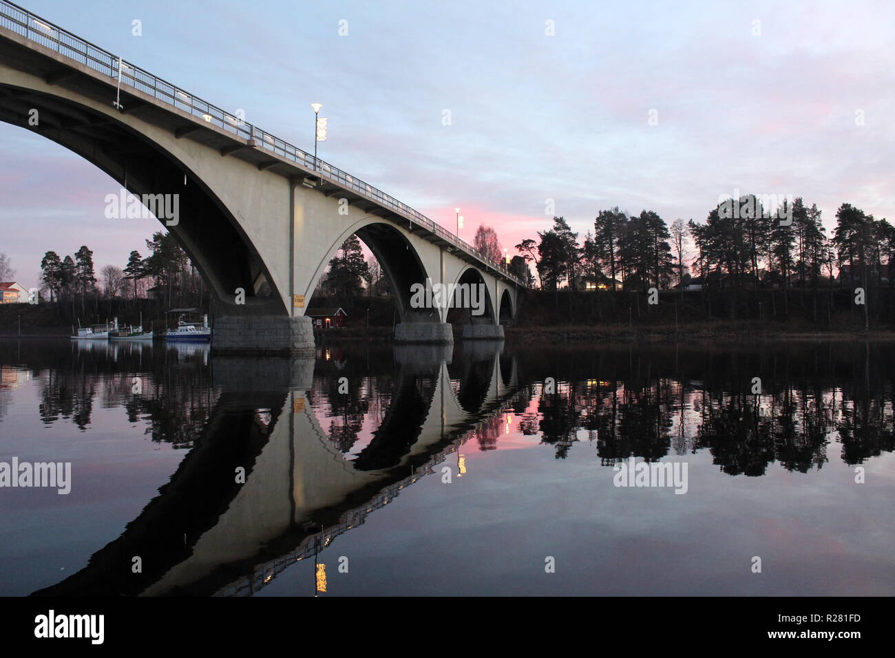 Flat world bridge hi-res stock photography and images - Alamy