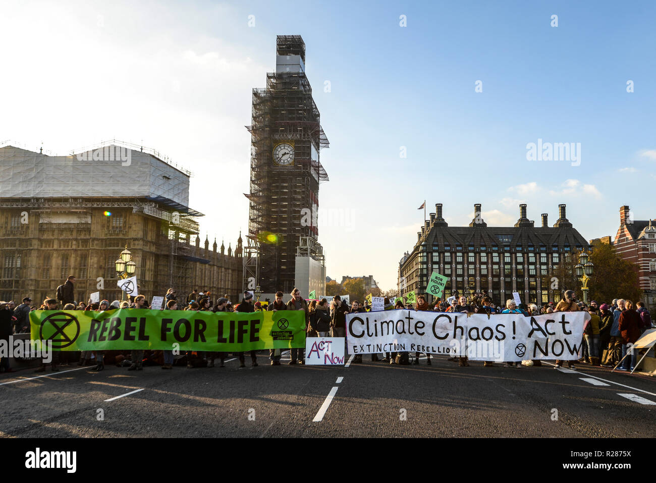 Westminster Bridge, London, UK. Organised by Extinction Rebellion, a protest is underway to 'rebel against the British Government for criminal inaction in the face of climate change catastrophe and ecological collapse'. Protesters are blocking the Thames bridges of Westminster, Waterloo, Southwark, Blackfriars and Lambeth thereby disrupting traffic Stock Photo