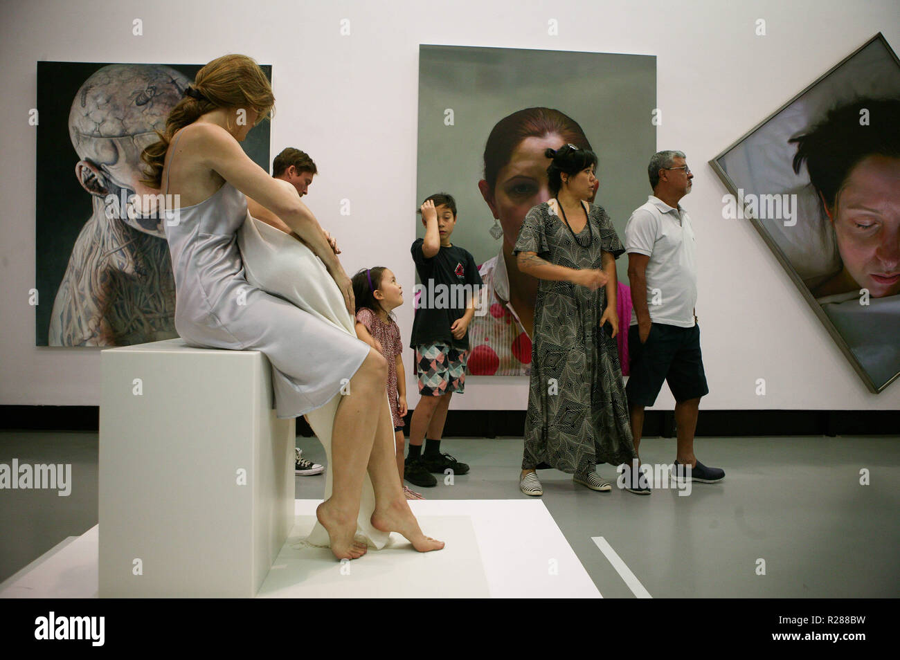 São Paulo, Brazil. 17th November 2018. Movement of visitors at the exhibition 50 Years of Realism From Photorealism to Virtual Reality at the Banco do Brasil Cultural Center SÃ£o Paulo. With nearly 100 works by 30 artists from Brazil and abroad, the exhibition has as its starting point reality and its representation through painting, sculpture and virtual reality in the last 50 years. Credit: Dario Oliveira/ZUMA Wire/Alamy Live News Stock Photo