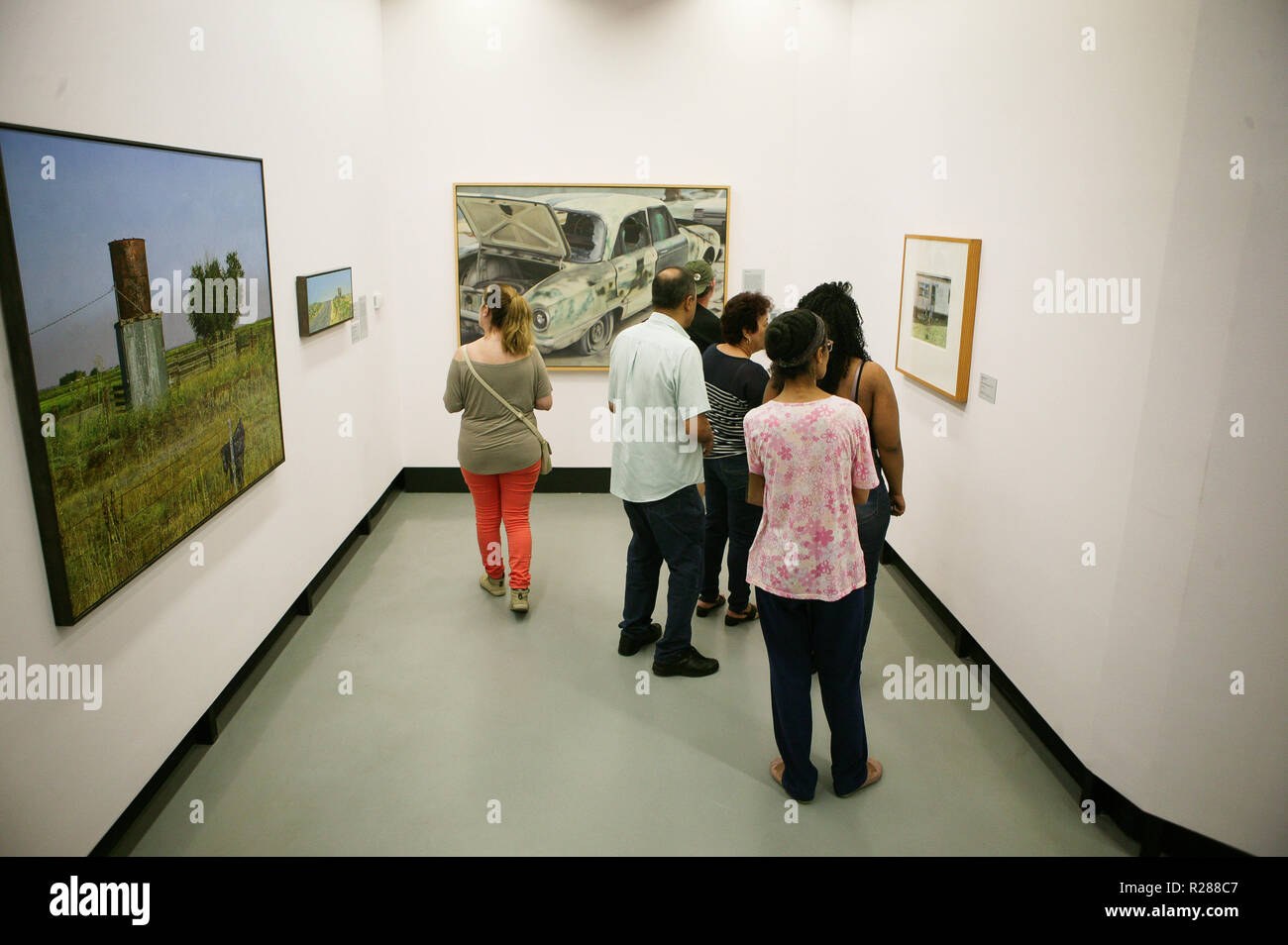 São Paulo, Brazil. 17th November 2018. Movement of visitors at the exhibition 50 Years of Realism From Photorealism to Virtual Reality at the Banco do Brasil Cultural Center SÃ£o Paulo. With nearly 100 works by 30 artists from Brazil and abroad, the exhibition has as its starting point reality and its representation through painting, sculpture and virtual reality in the last 50 years. Credit: Dario Oliveira/ZUMA Wire/Alamy Live News Stock Photo