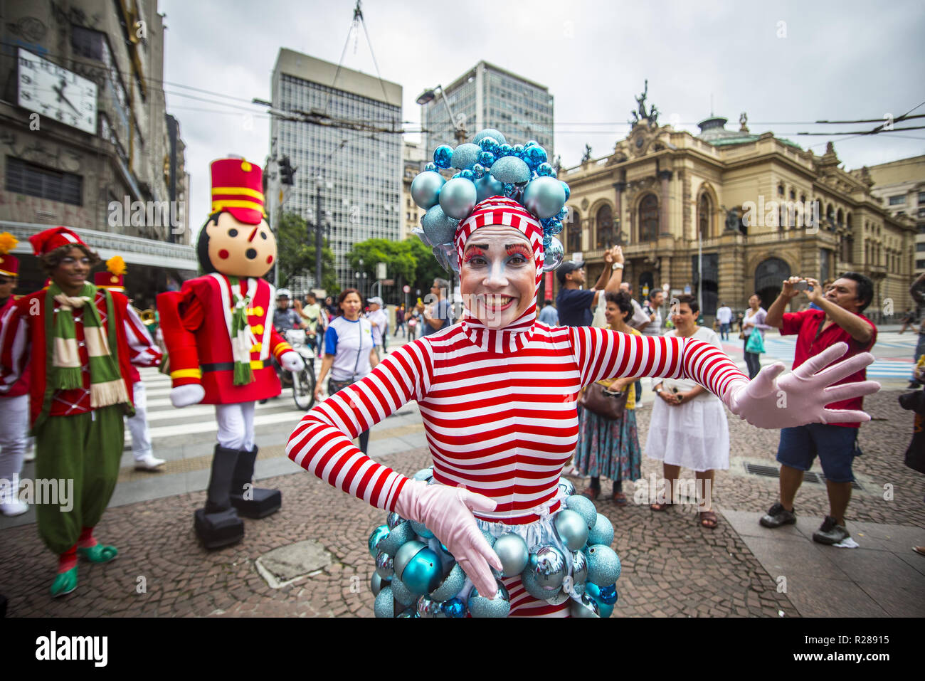 São Paulo, Brazil. 17th November 2018. CHRISTMAS CELEBRATION BRAZIL:Santa Claus rejoices children and adults in a shopping mall inThis saturday, 17. Credit: Cris Faga/ZUMA Wire/Alamy Live News Stock Photo