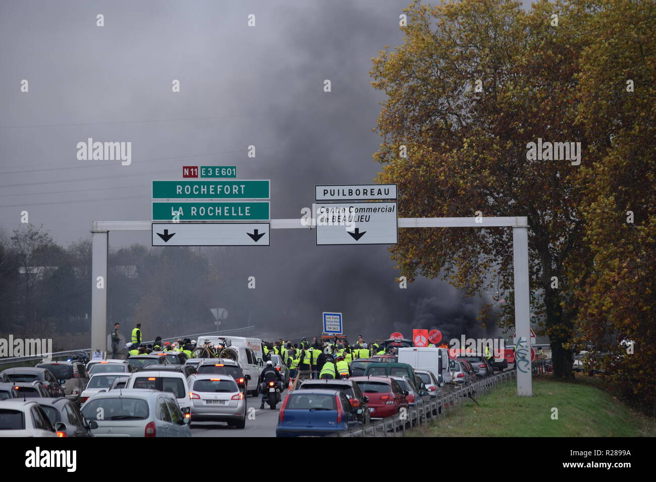 La Rochelle, France. 17th Nov, 2018. Thousands of French drivers victims of soaring fuel prices (Diesel, gasoline), accentuated by the tax policy of President Emmanuel Macron, show their dissatisfaction throughout France this November 17, 2018. Credit: Fabrice Restier/Alamy Live News Stock Photo