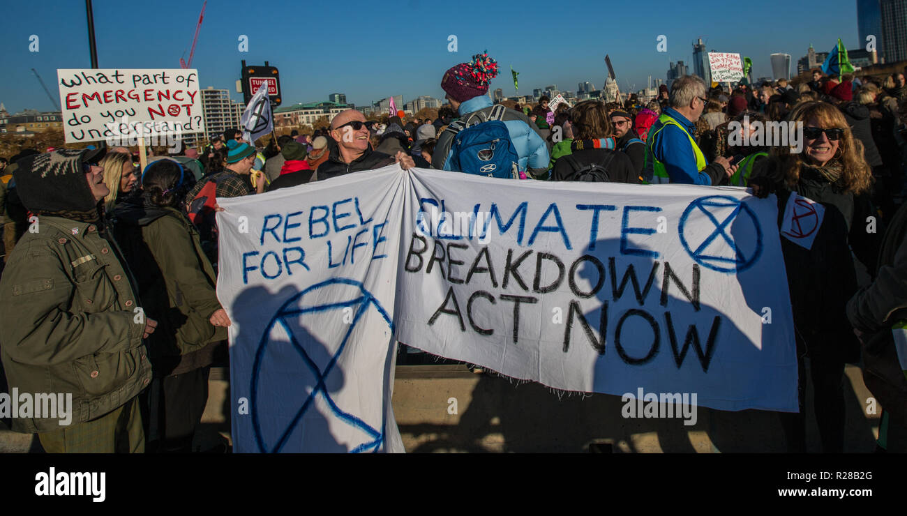 London, UK. 17th Nov, 2018. Waterloo Bridge, climate protesters demonstrated in central London with a blockage of five London bridges. David Rowe/ Alamy Live News. Stock Photo
