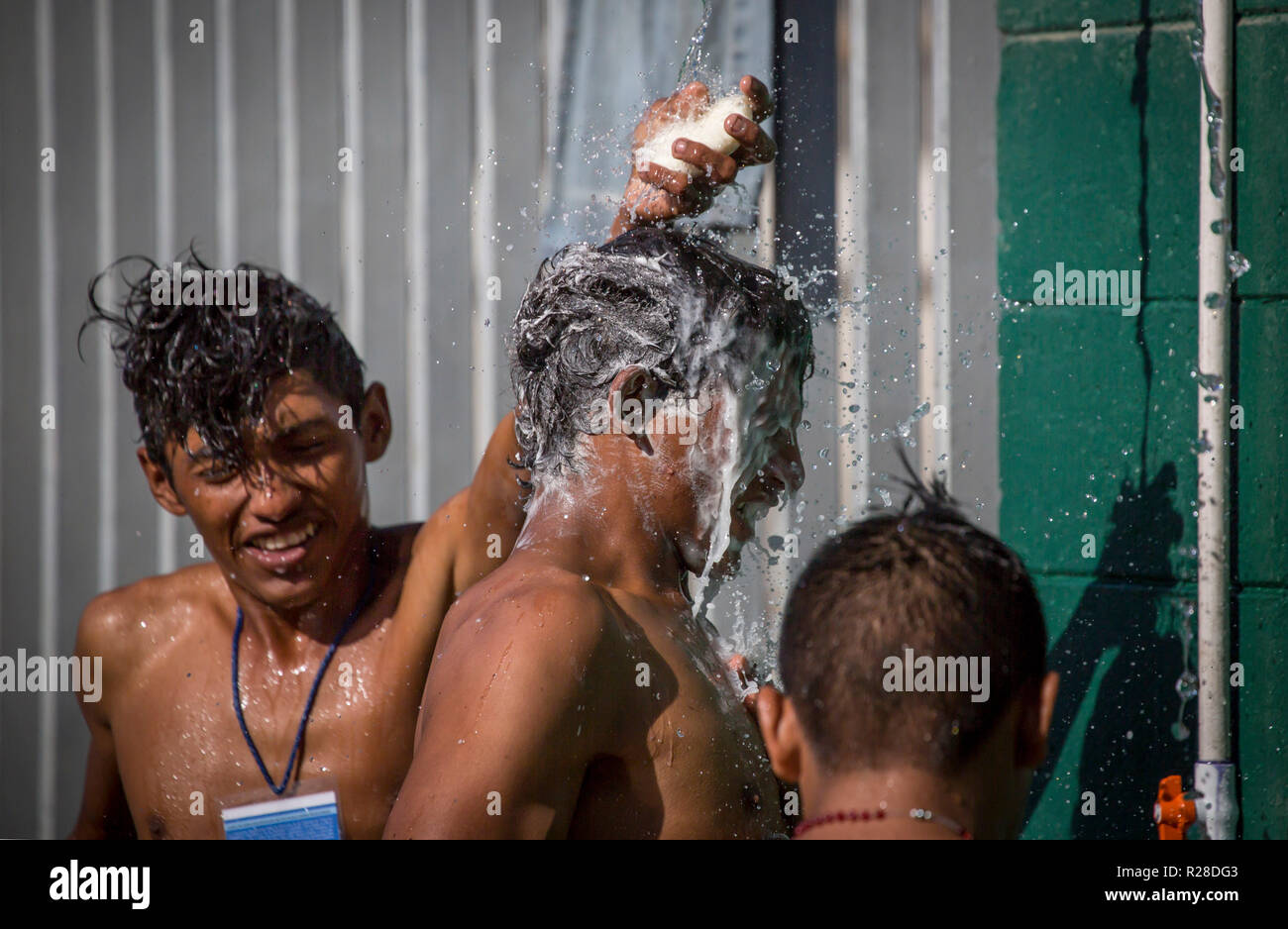 Tijuana, Mexico. 17th Nov, 2018. Migrants shower at the Benito Juárez sports complex in Tijuana. Between 2000 and 2500 migrants are accommodated there. The hostels in Tijuana are full - authorities estimated that a total of about 9600 people will arrive in the border city with several so-called migrant caravans. They all have a common goal: The United States. People flee violence and unemployment in their home countries. Credit: Omar Martinez/dpa/Alamy Live News Stock Photo