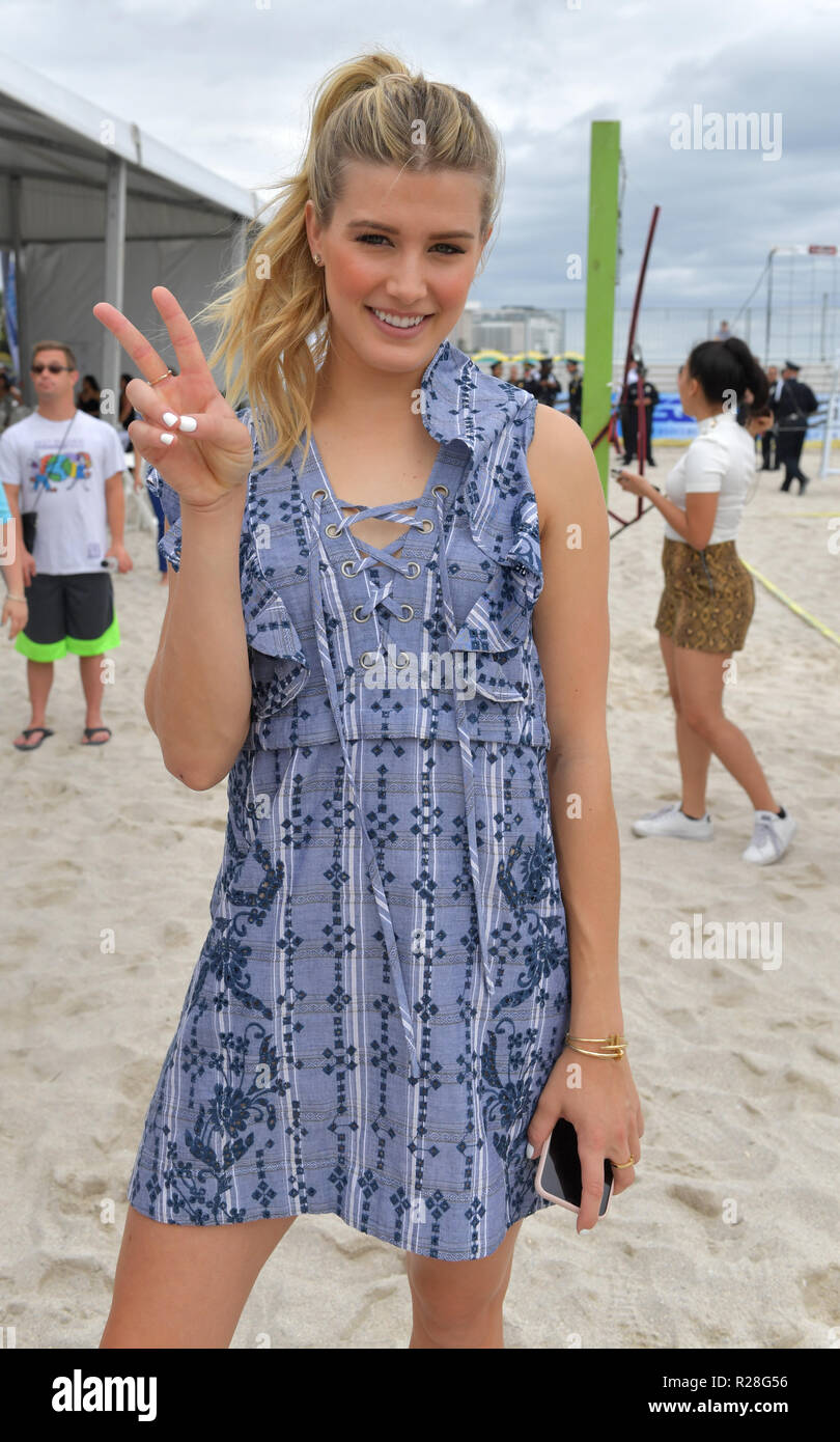 miami-fl-usa-17th-nov-2018-genie-bouchard-attends-the-world-futbol