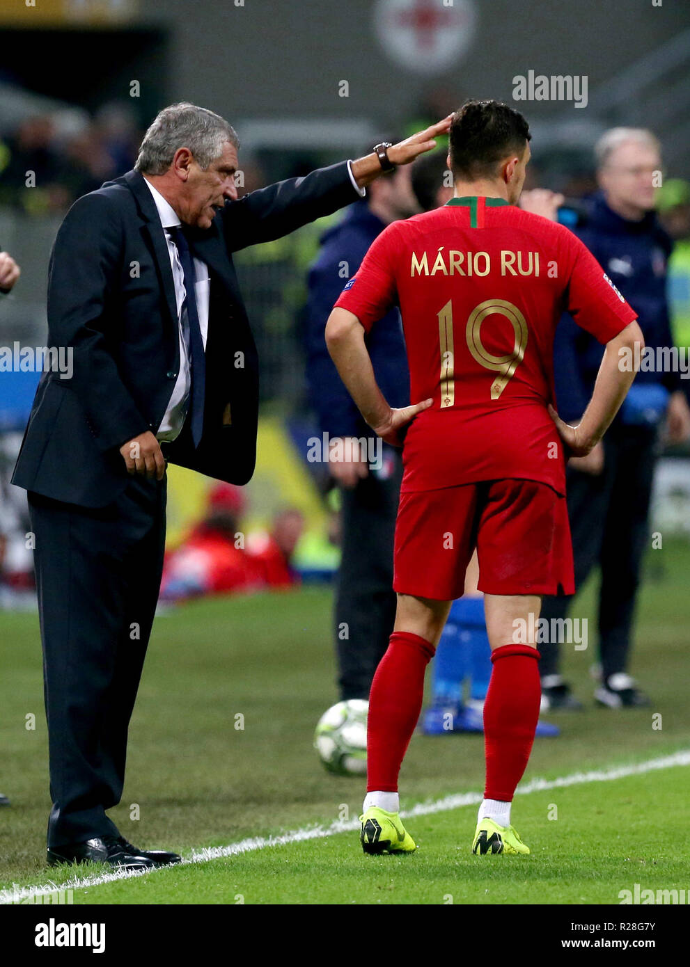 Mailand, Italy. 17th Nov, 2018. Soccer: Nations League A, group stage, group 3, 5th matchday. Fernando Santos (l), coach of Portugal, speaks to his player Mario Rui (r). Credit: Cezaro De Luca/dpa/Alamy Live News Stock Photo