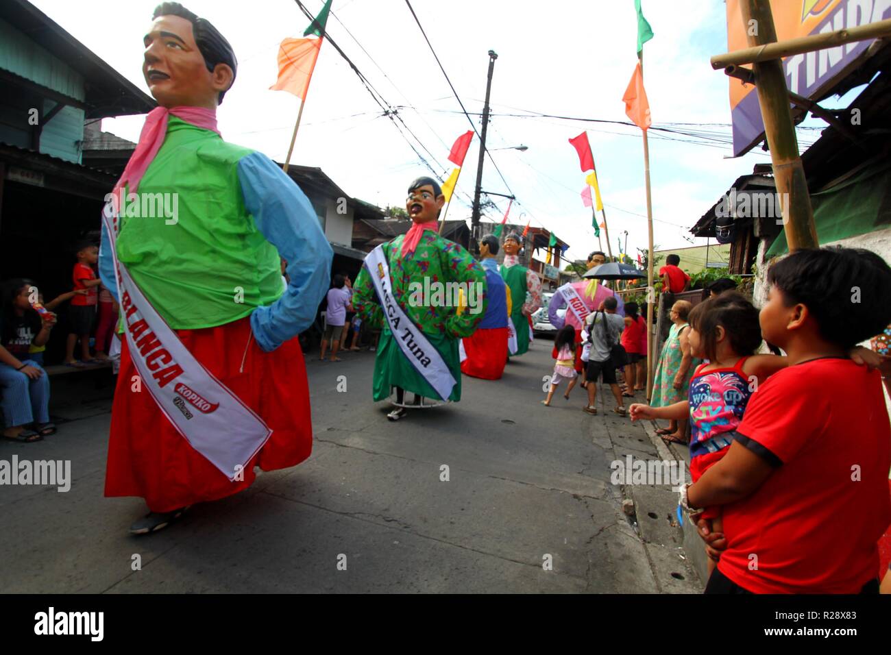 Philippines. 18th Nov, 2018. Higantes (Giant) effigy marches on the streets town of Angono province of Rizal on November 18, 2018. Higantes (Giant) Festival is celebrated November in the city of Angono, Province of Rizal in the Philippines to honor San Clemente, the patron saint of fishermen. The festival features a parade of hundreds of higantes, papier-mâché giants. Higantes (Giant) are puppets rendered as man or woman in various costumes; their face gives a commanding look, their hands on the waist. Credit: Gregorio B. Dantes Jr./Pacific Press/Alamy Live News Stock Photo