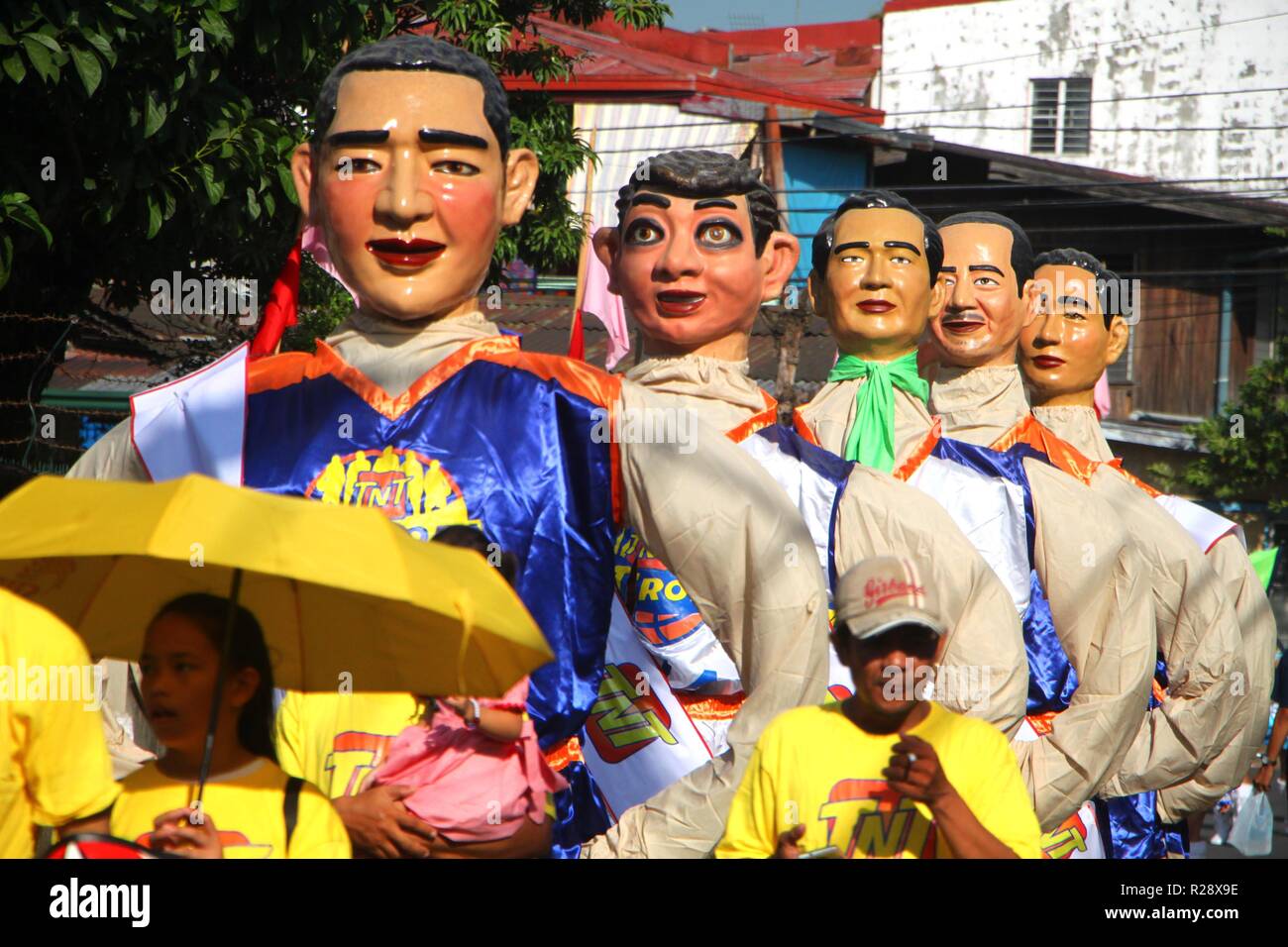 Philippines. 18th Nov, 2018. Higantes (Giant) effigy marches on the streets town of Angono province of Rizal on November 18, 2018. Higantes (Giant) Festival is celebrated November in the city of Angono, Province of Rizal in the Philippines to honor San Clemente, the patron saint of fishermen. The festival features a parade of hundreds of higantes, papier-mâché giants. Higantes (Giant) are puppets rendered as man or woman in various costumes; their face gives a commanding look, their hands on the waist. Credit: Gregorio B. Dantes Jr./Pacific Press/Alamy Live News Stock Photo