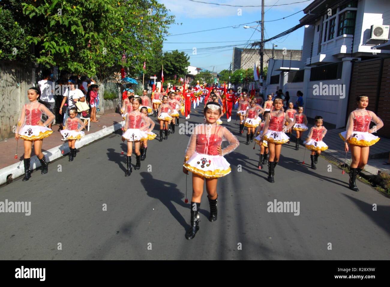 Philippines. 18th Nov, 2018. Majoret performed performed during the Higantes (Giant) effigy marches on the streets town of Angono province of Rizal on November 18, 2018. Higantes Festival is celebrated November in the city of Angono, Province of Rizal in the Philippines to honor San Clemente, the patron saint of fishermen. The festival features a parade of hundreds of higantes, papier-mâché giants. Higantes (Giant) are puppets rendered as man or woman in various costumes; their face gives a commanding look, their hands on the waist. Credit: Gregorio B. Dantes Jr./Pacific Press/Alamy Live News Stock Photo