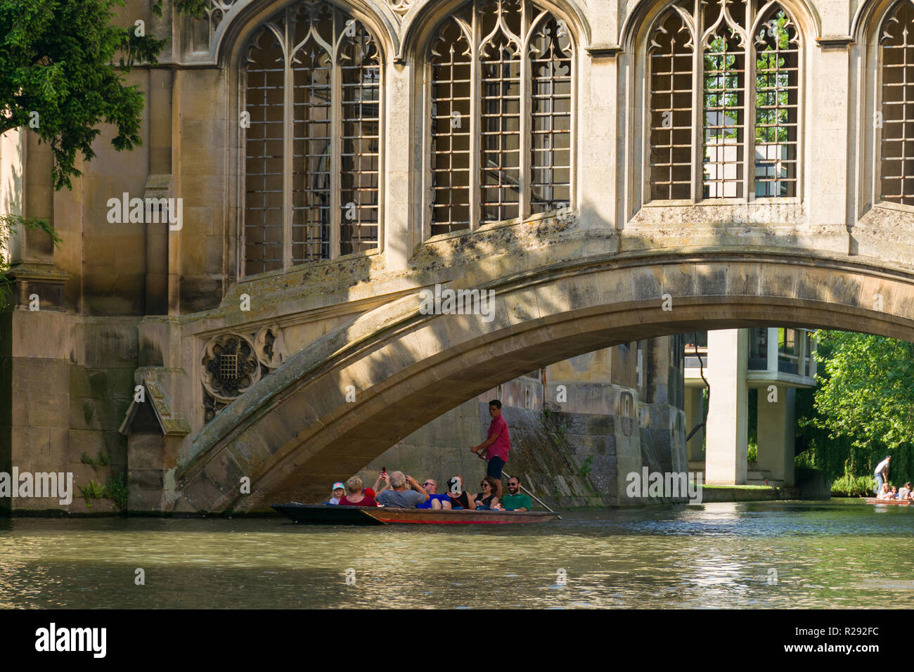 A punt boat with tourists passes under the Bridge of SIghs on a Sunny afternoon, Cambridge, UK Stock Photo
