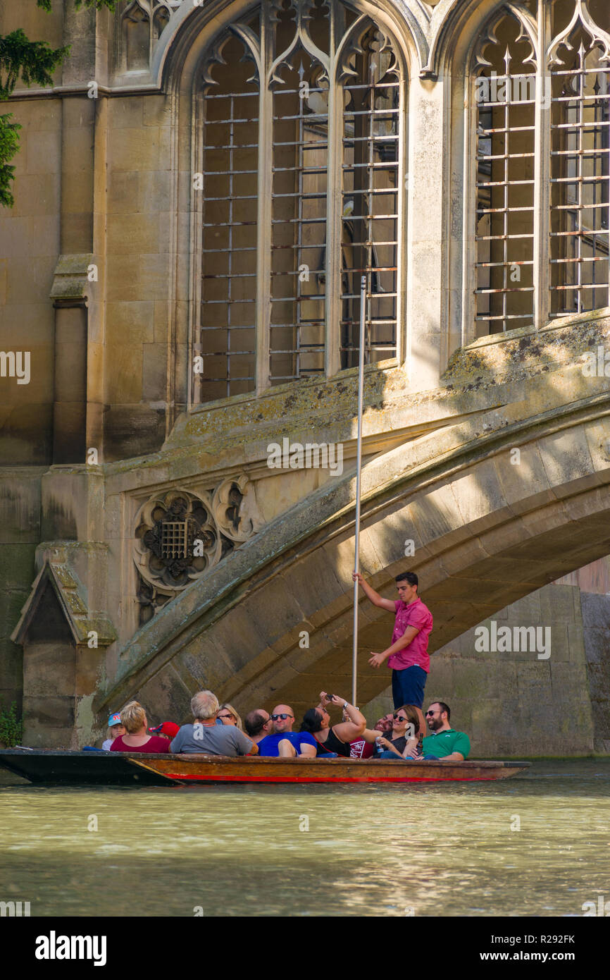 A punt boat with tourists passes under the Bridge of SIghs on a Sunny afternoon, Cambridge, UK Stock Photo